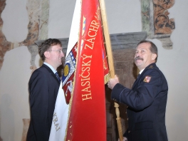 Pardubický kraj věnoval hasičům slavnostní prapory