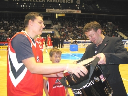 Hejtman daroval buben příznivcům basketbalu